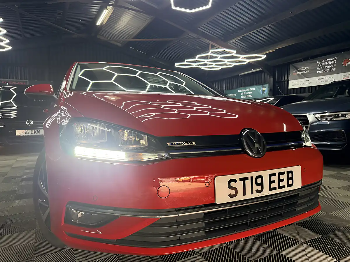 Used 2019 Volkswagen Golf Match Red - Front View