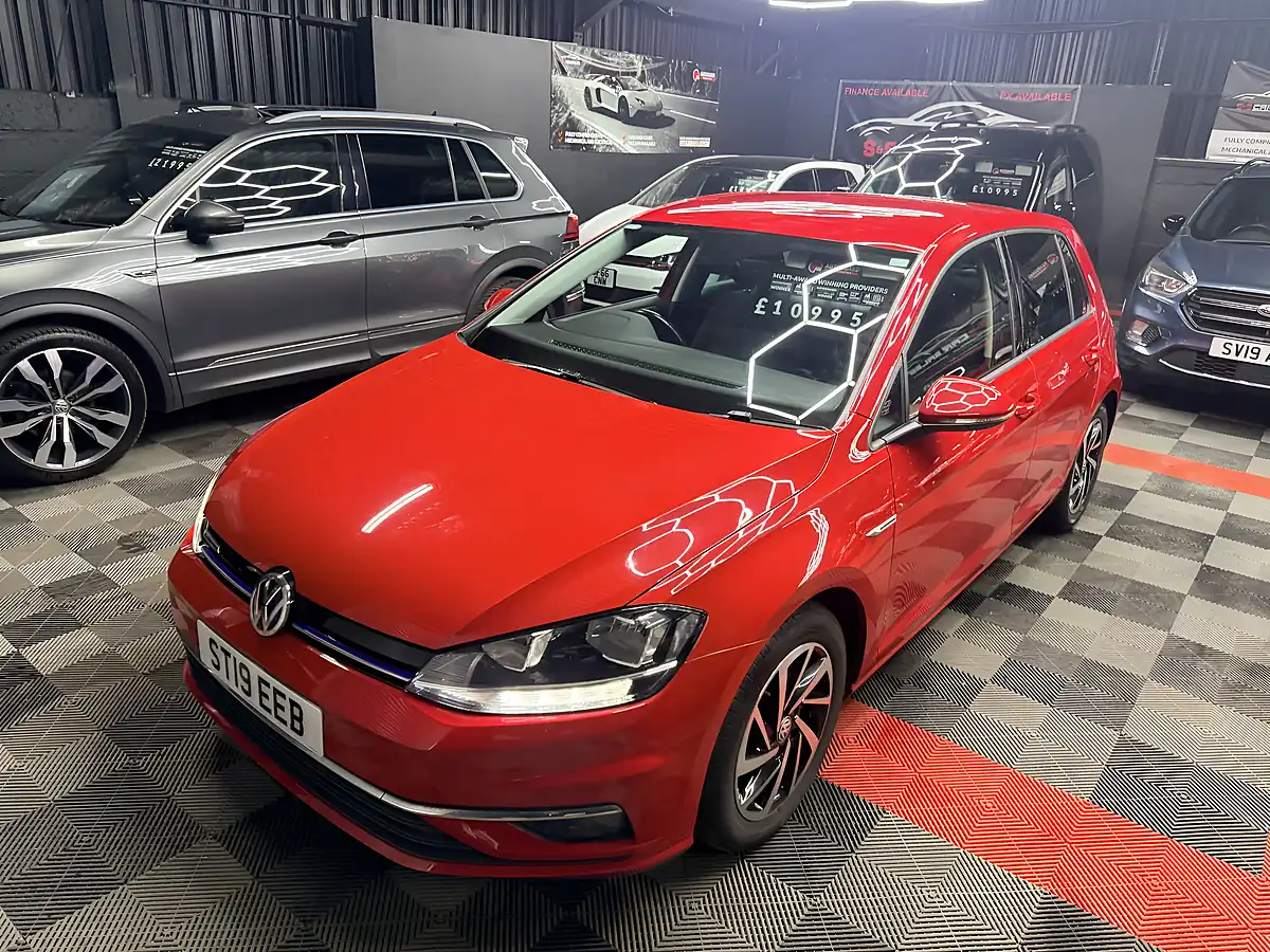 Used 2019 Volkswagen Golf Match Red - Interior and Exterior details 15