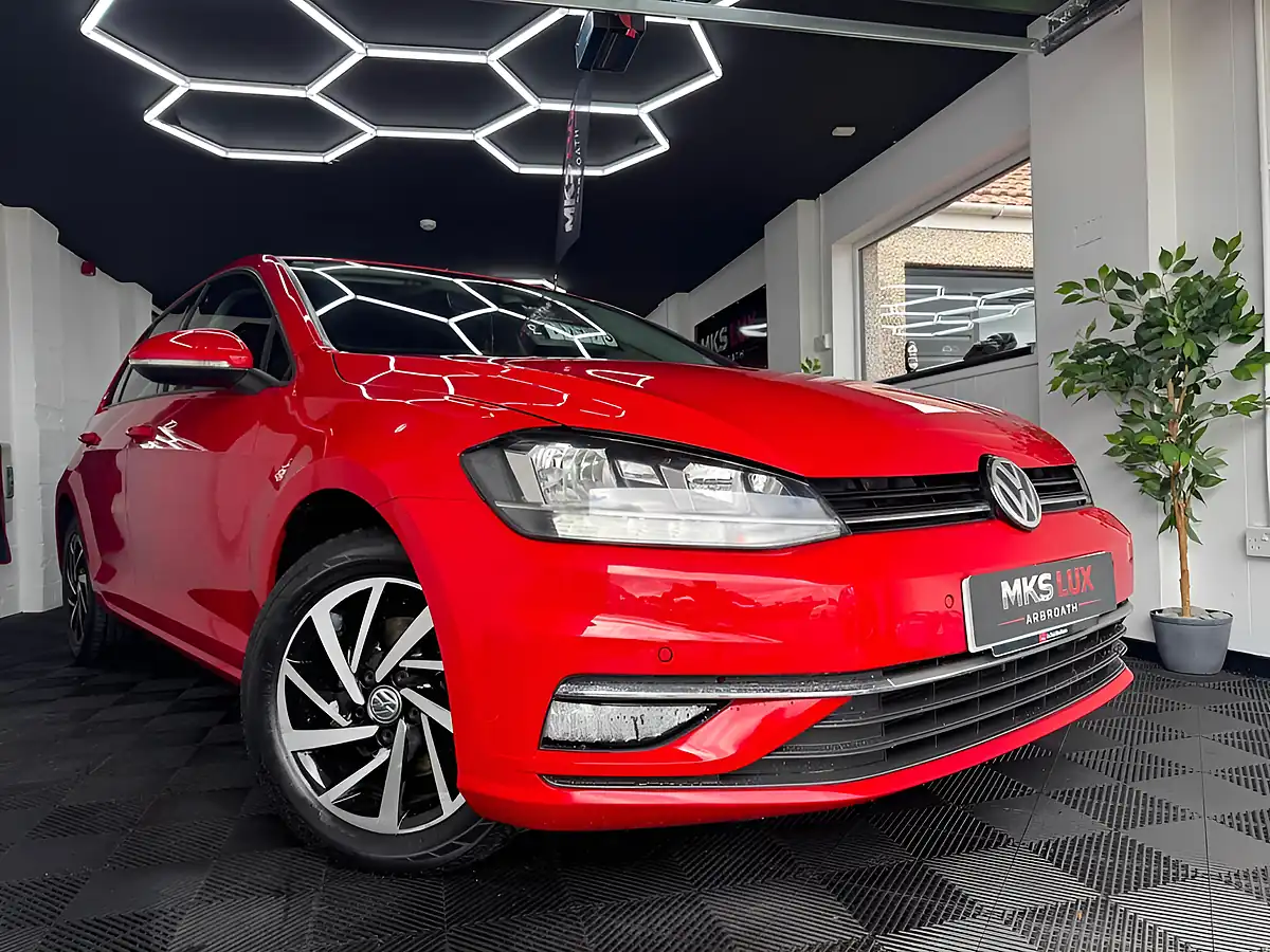 Used 2019 Volkswagen Golf Match Red - Front View