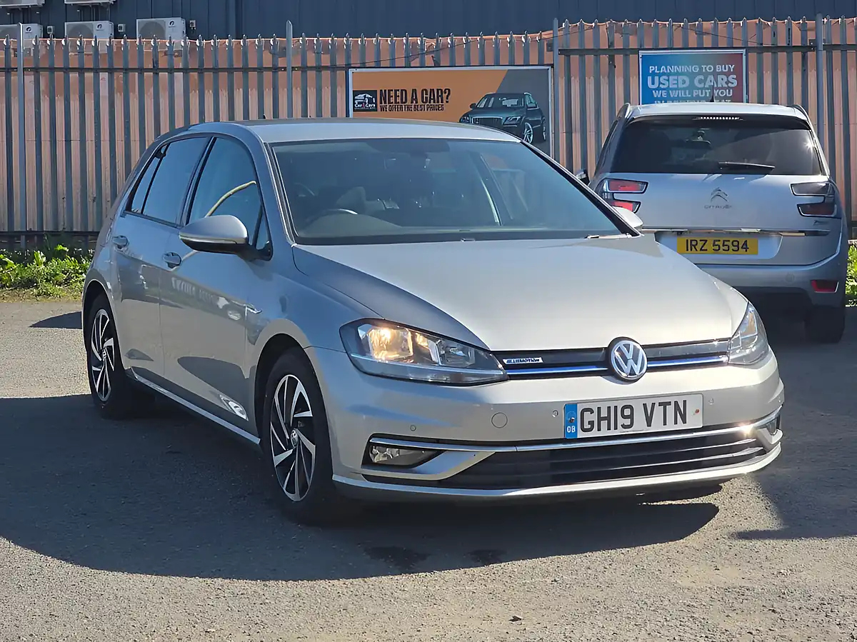 Used 2019 Volkswagen Golf Match Silver - Front View