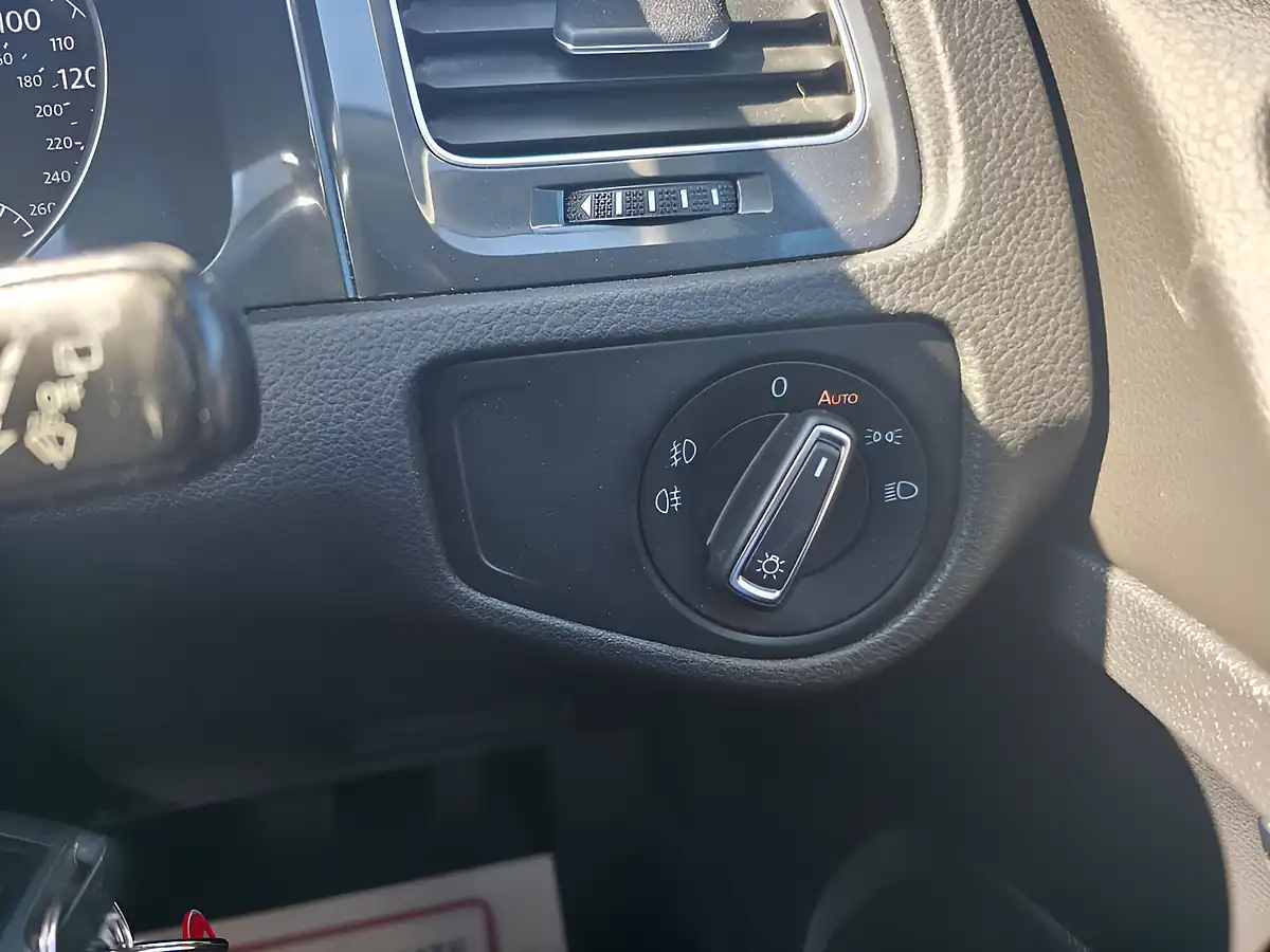 Used 2019 Volkswagen Golf Match Silver - Interior and Exterior details 11