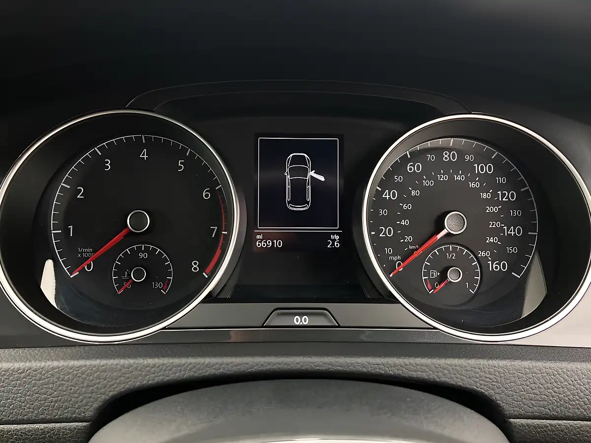 Used 2019 Volkswagen Golf Match Silver - Interior and Exterior details 18