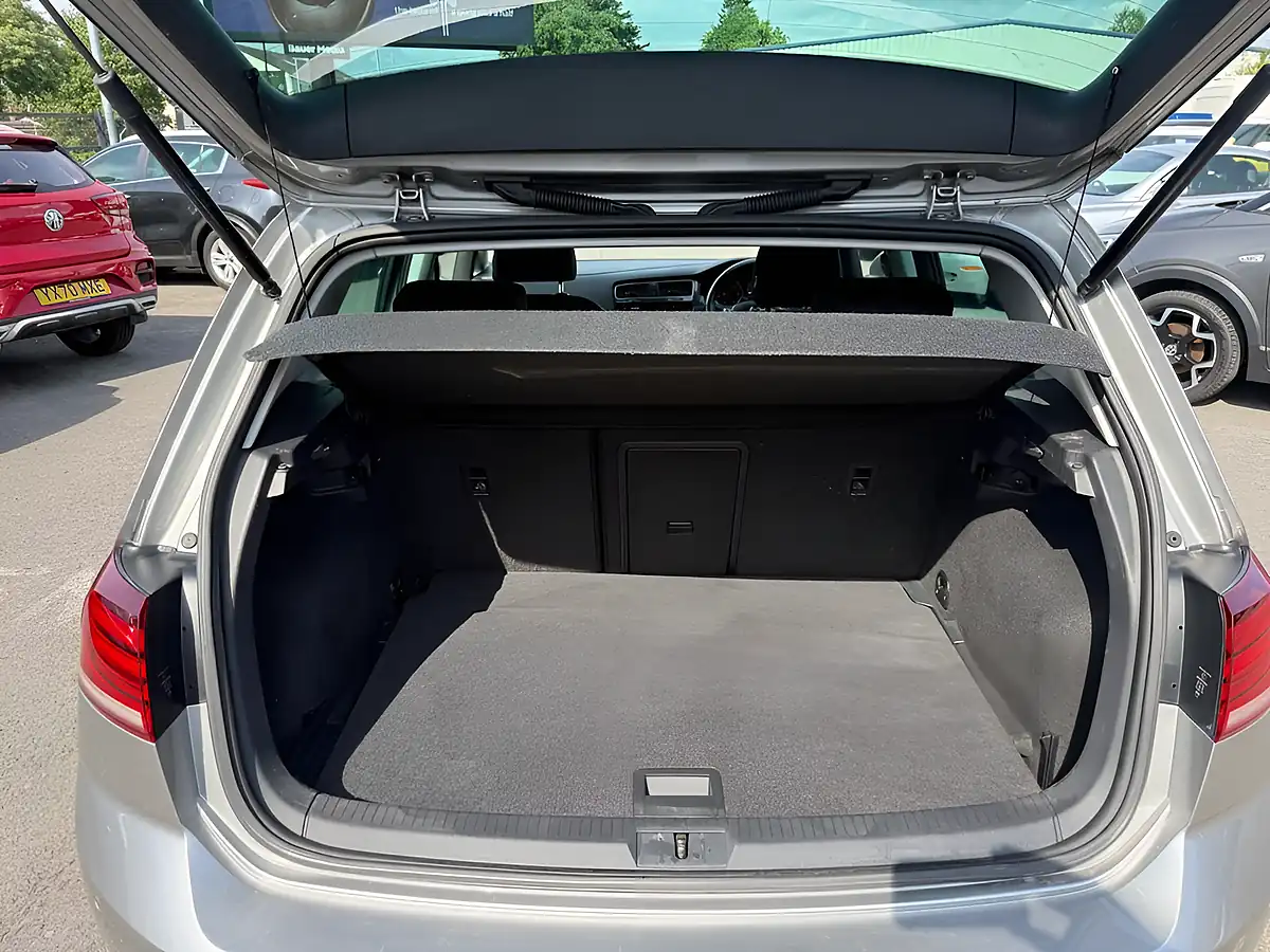 Used 2019 Volkswagen Golf Match Silver - Interior and Exterior details 9