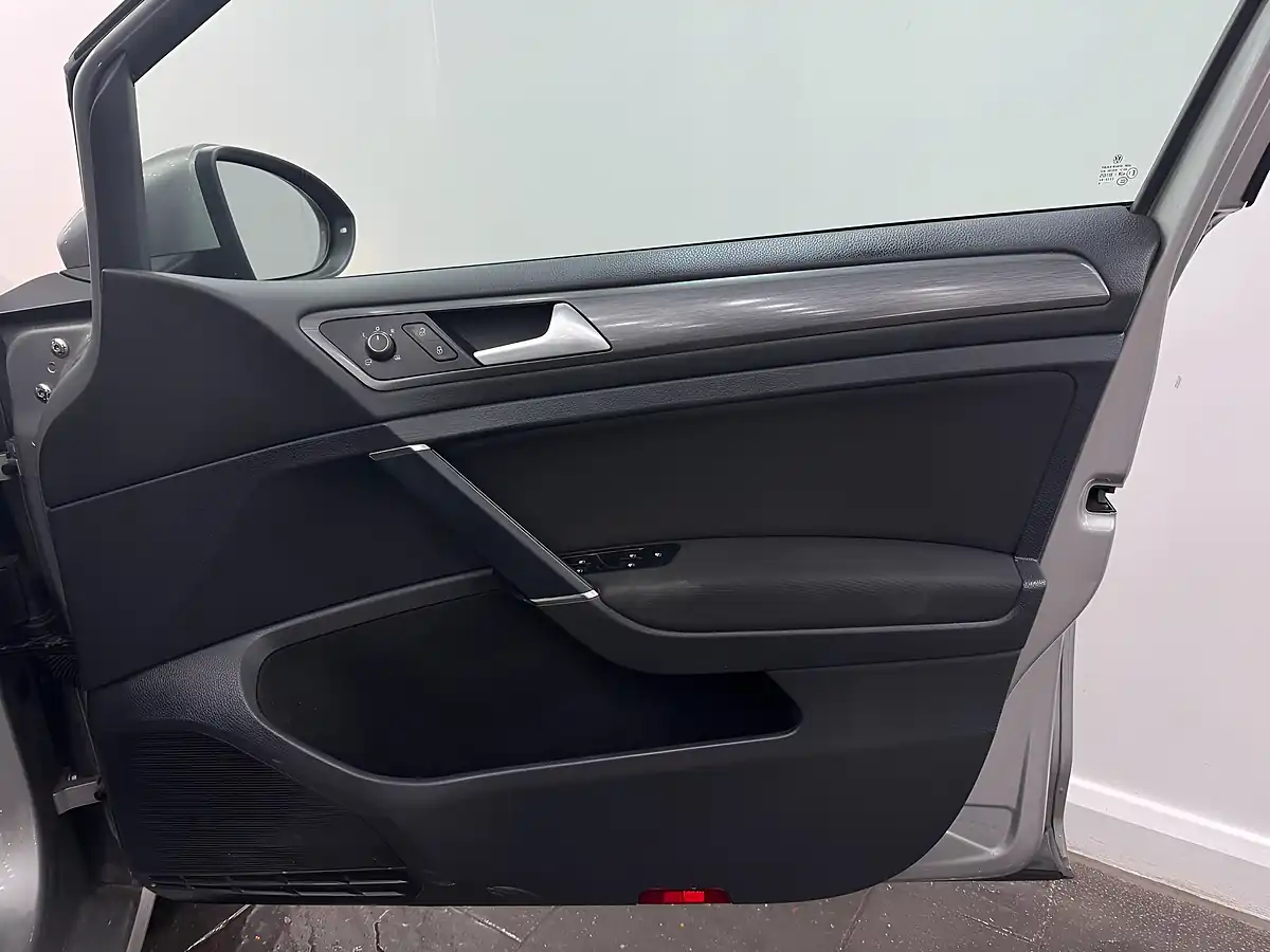Used 2019 Volkswagen Golf Match Silver - Interior and Exterior details 13