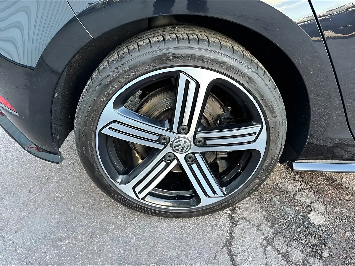 Used 2019 Volkswagen Golf R Black - Interior and Exterior details 15
