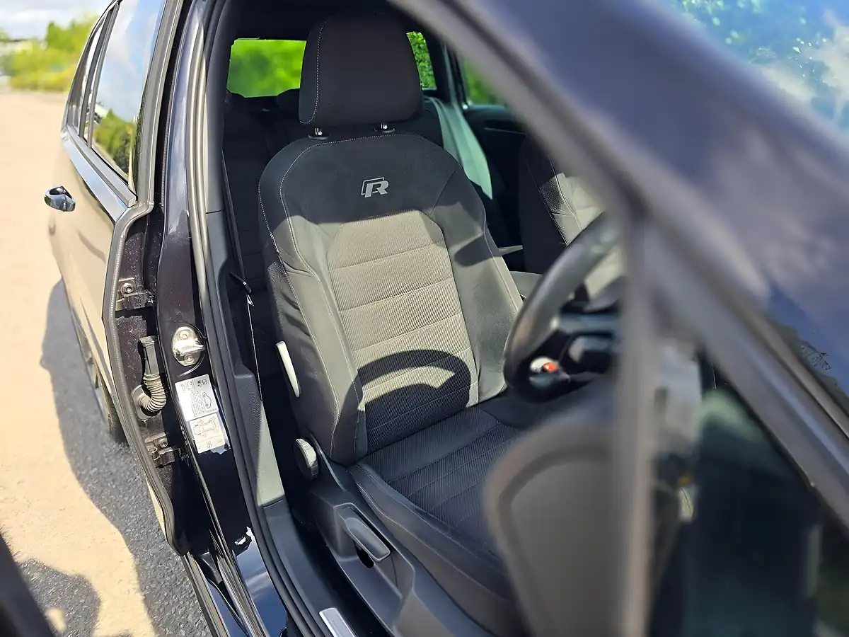 Used 2019 Volkswagen Golf R Black - Interior and Exterior details 4