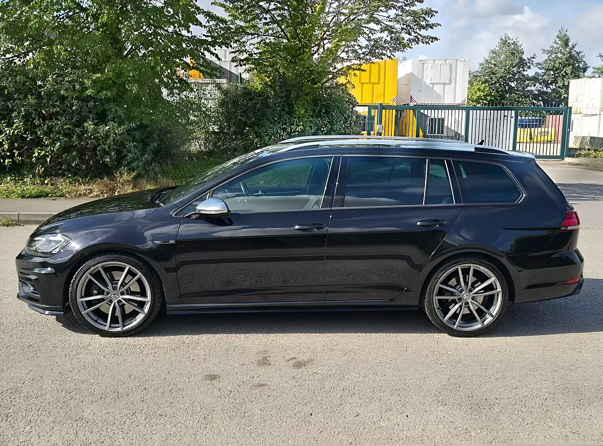 Used 2019 Volkswagen Golf R Black - Interior and Exterior details 9