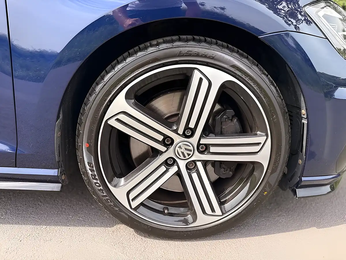 Used 2019 Volkswagen Golf R Blue - Interior and Exterior details 16