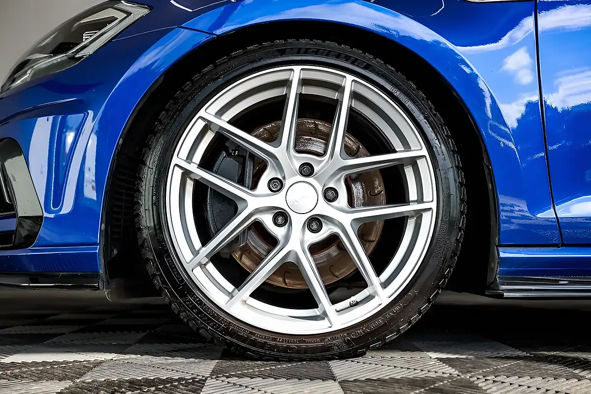 Used 2019 Volkswagen Golf R Blue - Interior and Exterior details 11