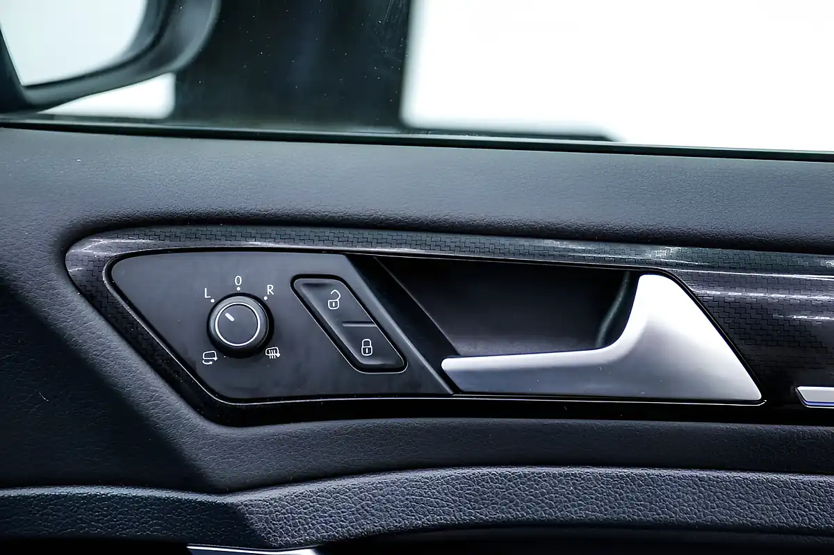 Used 2019 Volkswagen Golf R Blue - Interior and Exterior details 15
