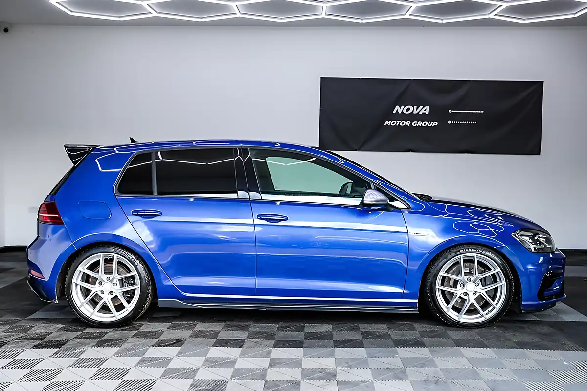 Used 2019 Volkswagen Golf R Blue - Interior and Exterior details 5