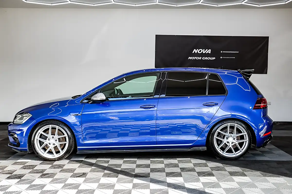 Used 2019 Volkswagen Golf R Blue - Interior and Exterior details 6