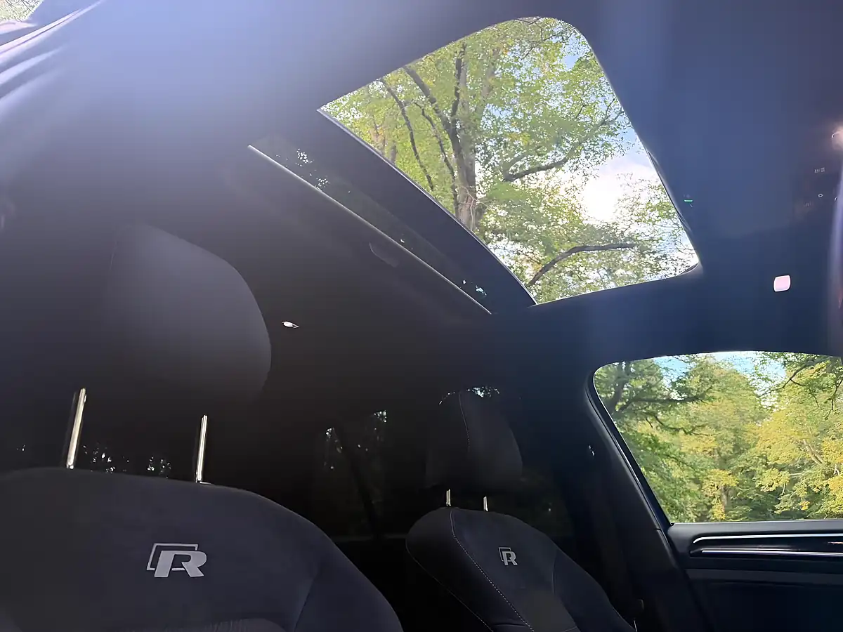 Used 2019 Volkswagen Golf R Blue - Interior and Exterior details 10