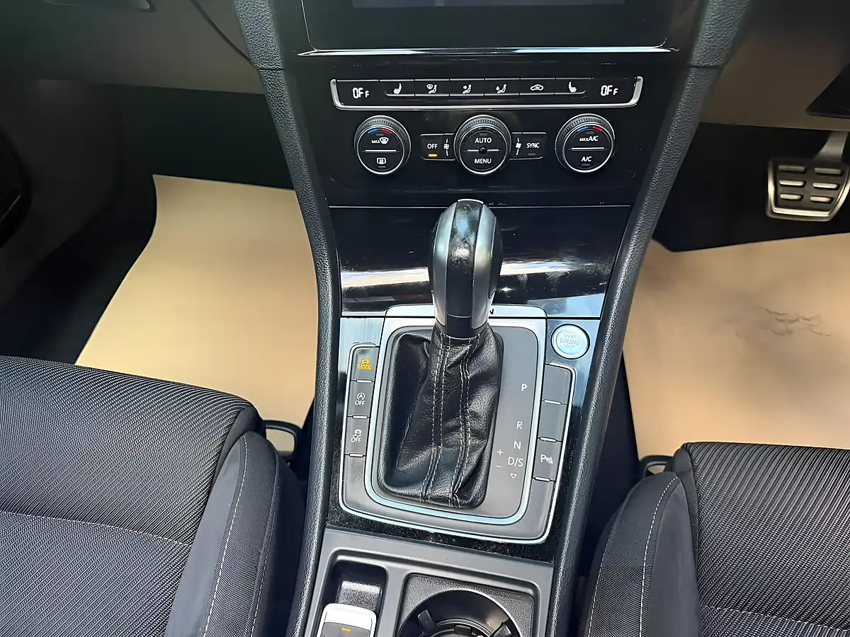Used 2019 Volkswagen Golf R Blue - Interior and Exterior details 12