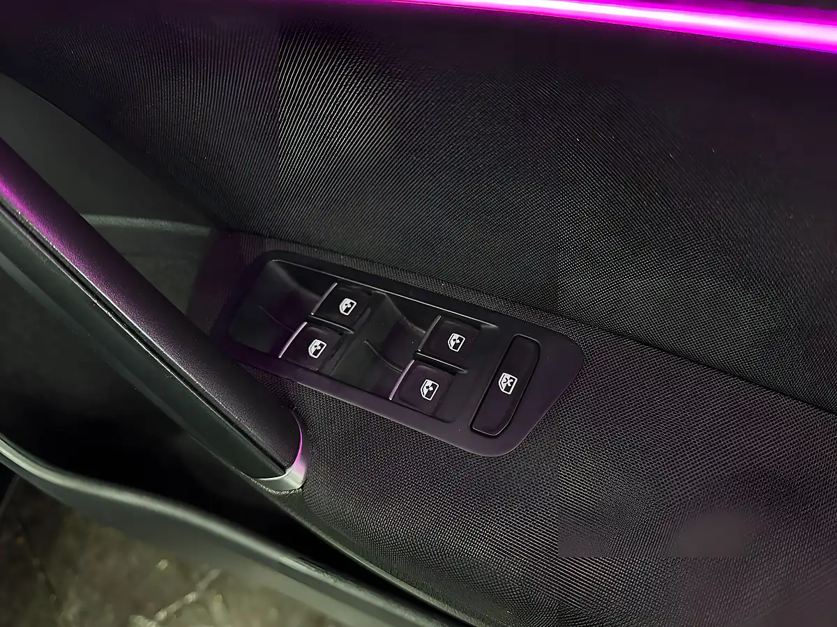 Used 2019 Volkswagen Golf R-Line Blue - Interior and Exterior details 13