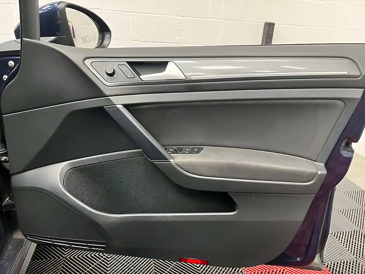 Used 2019 Volkswagen Golf R-Line Blue - Interior and Exterior details 7