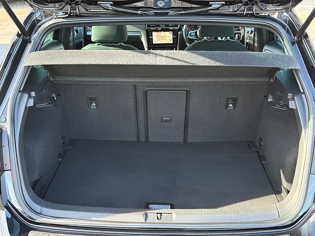 Used 2019 Volkswagen Golf R-Line Deep Black - Interior and Exterior details 13