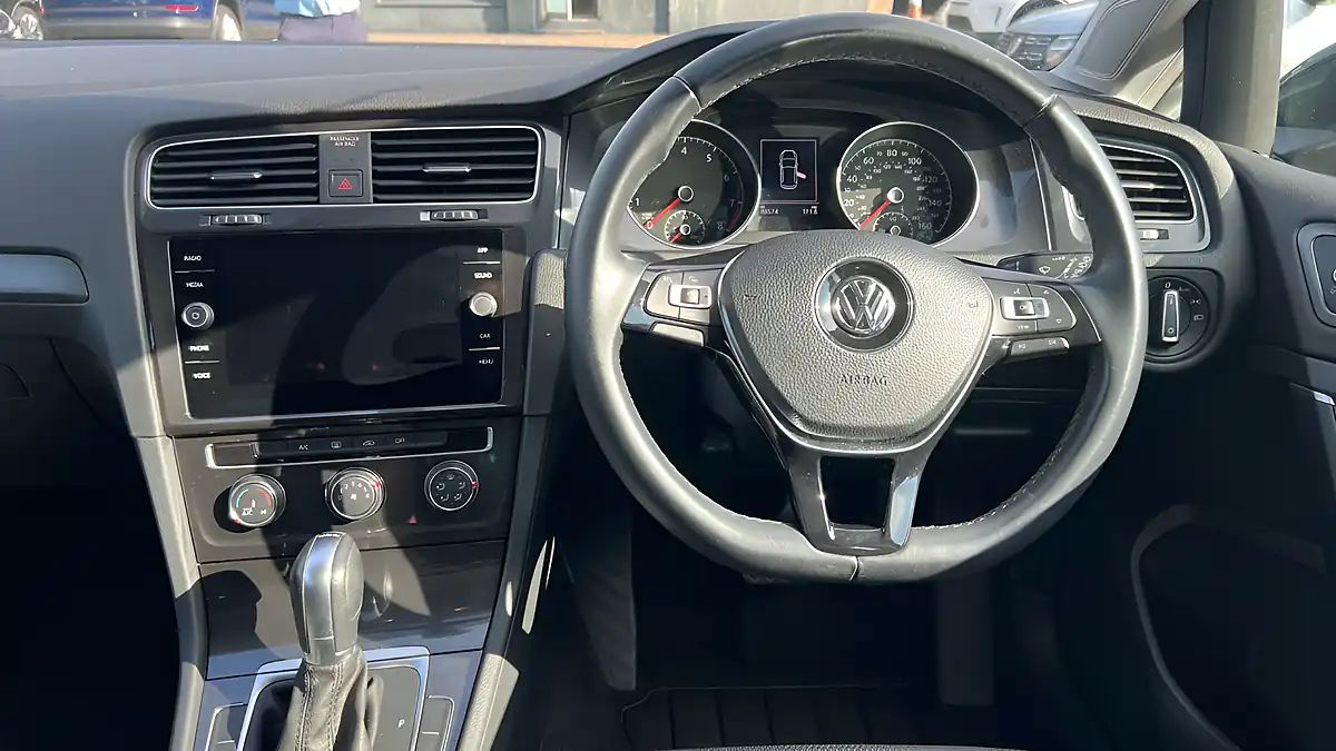 Used 2019 Volkswagen Golf Se Black - Interior and Exterior details 7