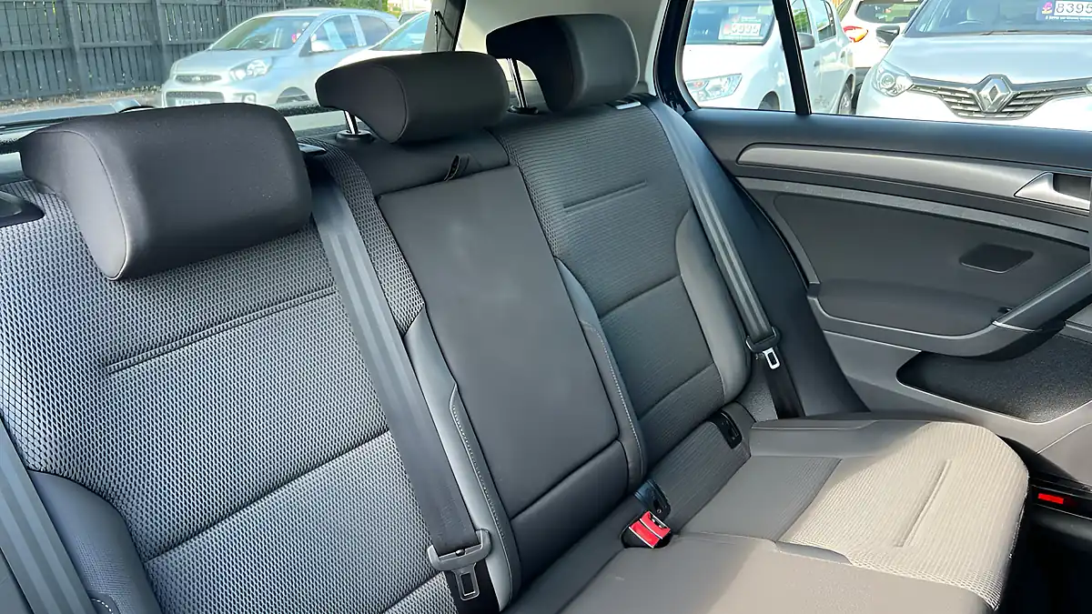 Used 2019 Volkswagen Golf Se Black - Interior and Exterior details 9