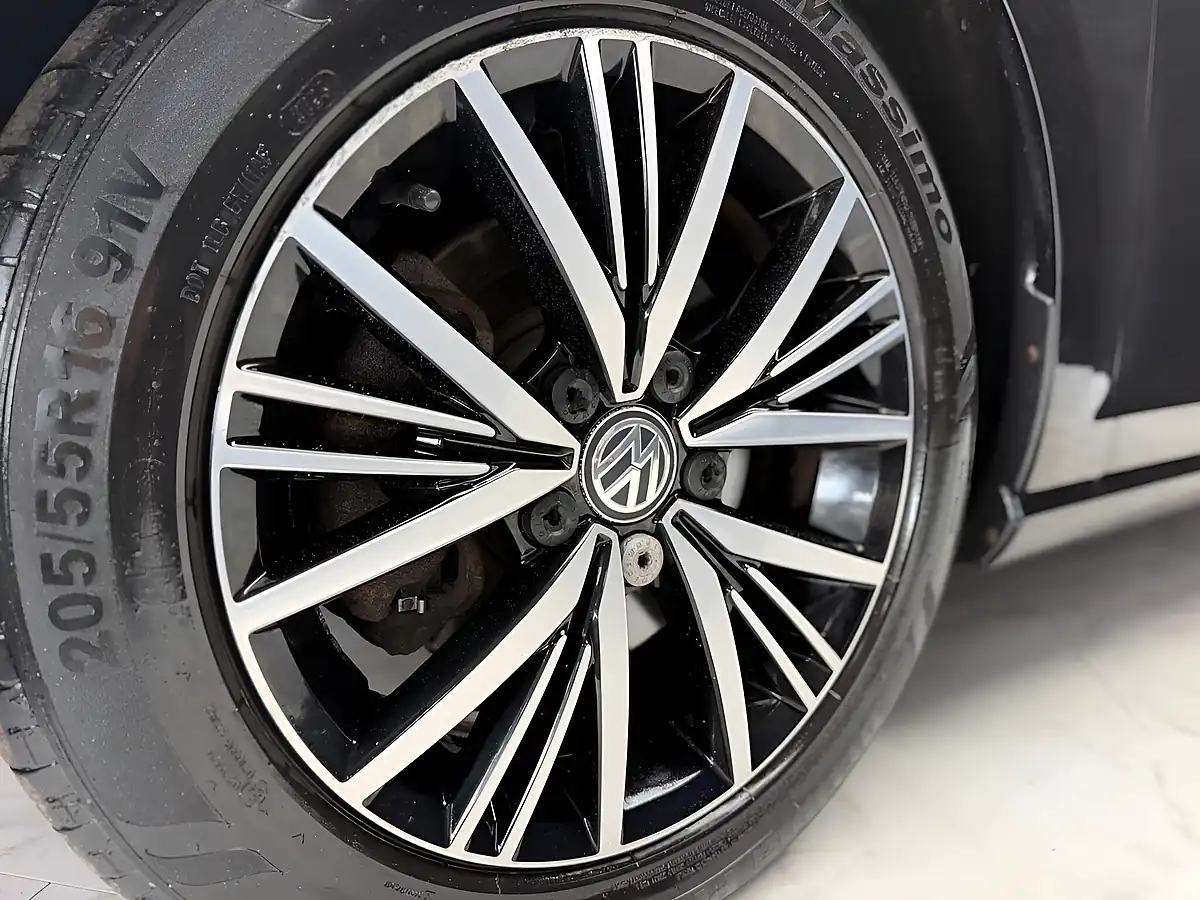 Used 2019 Volkswagen Golf Se Black - Interior and Exterior details 11