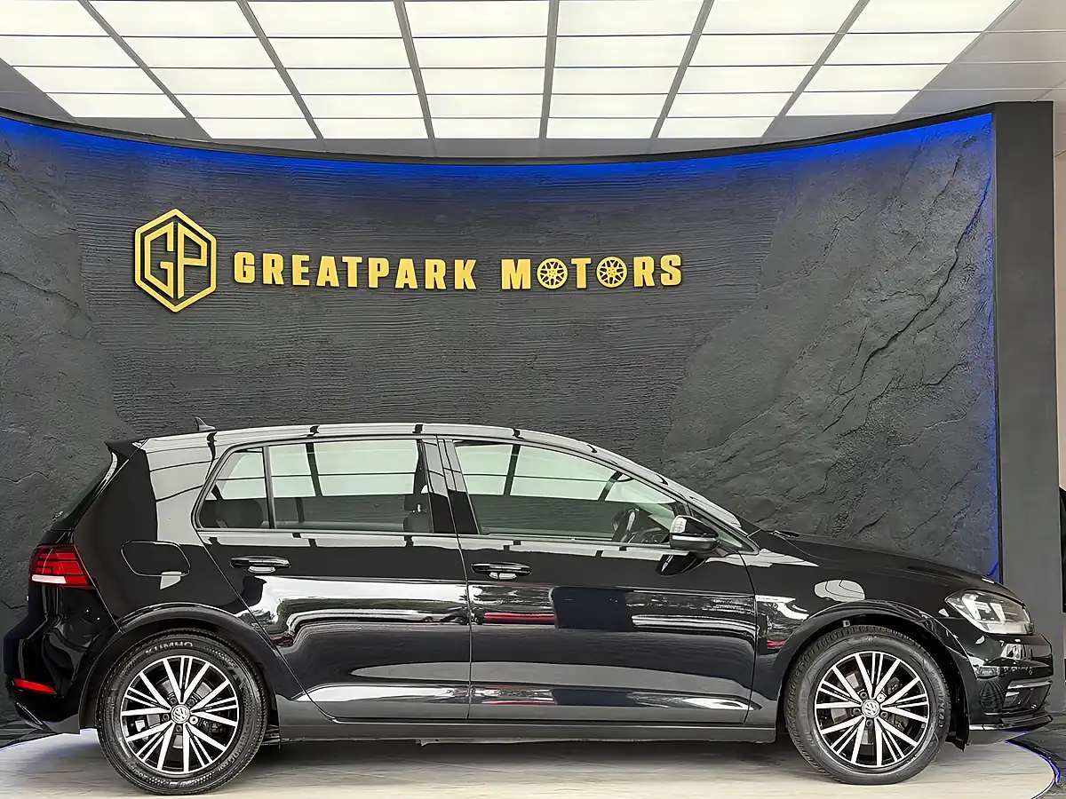 Used 2019 Volkswagen Golf Se Black - Interior and Exterior details 4