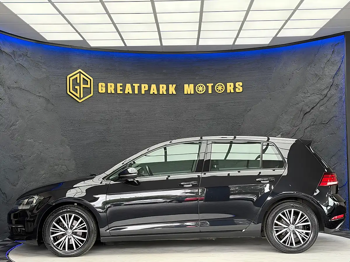 Used 2019 Volkswagen Golf Se Black - Interior and Exterior details 8