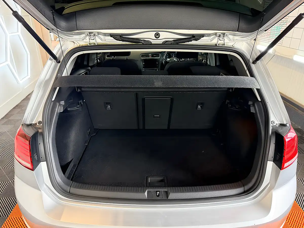 Used 2019 Volkswagen Golf Se Silver - Interior and Exterior details 10