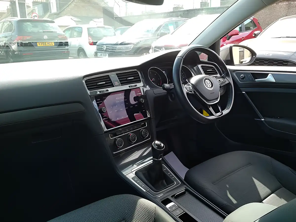 Used 2019 Volkswagen Golf Se Silver - Interior and Exterior details 13