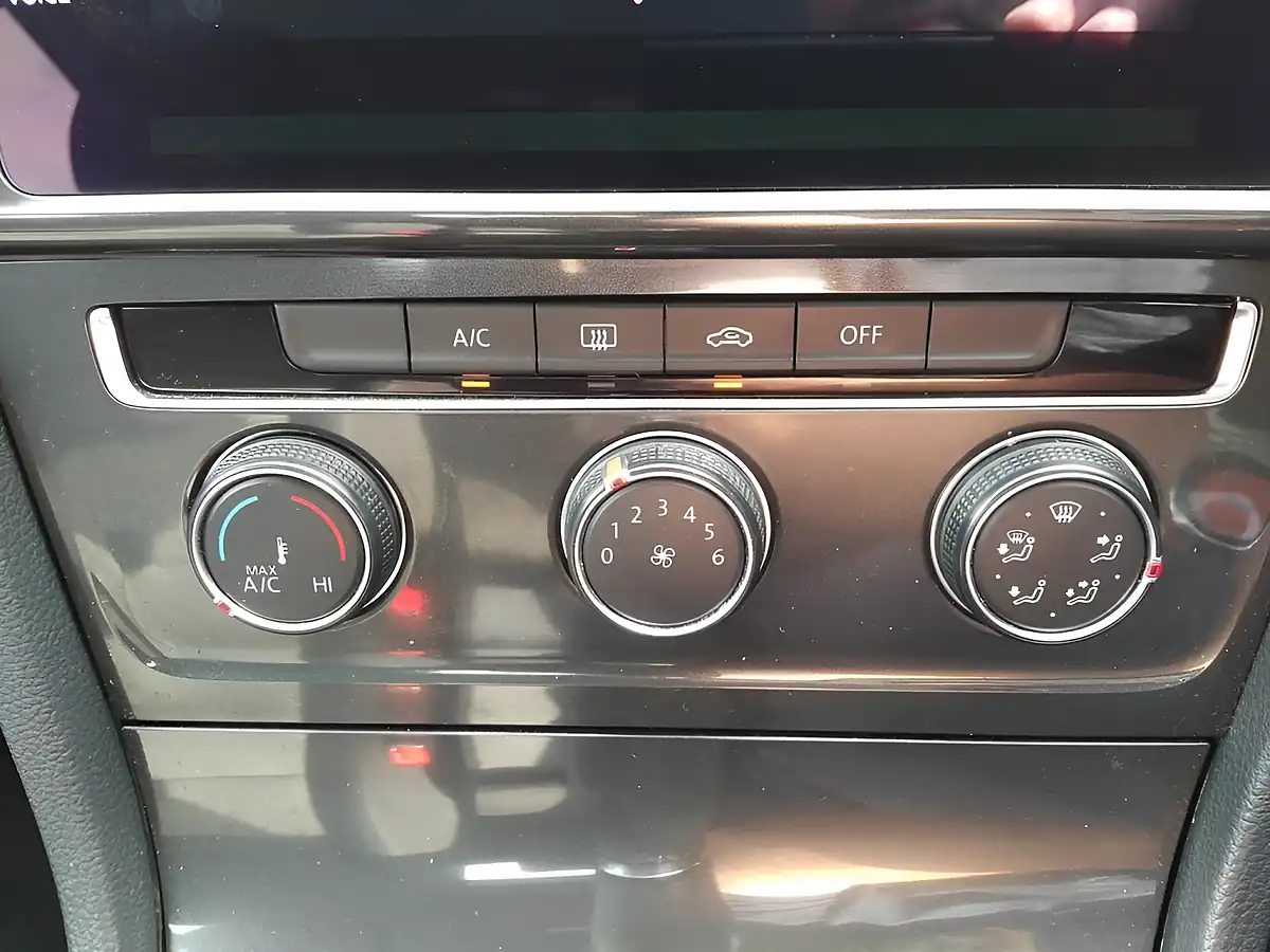 Used 2019 Volkswagen Golf Se Silver - Interior and Exterior details 17