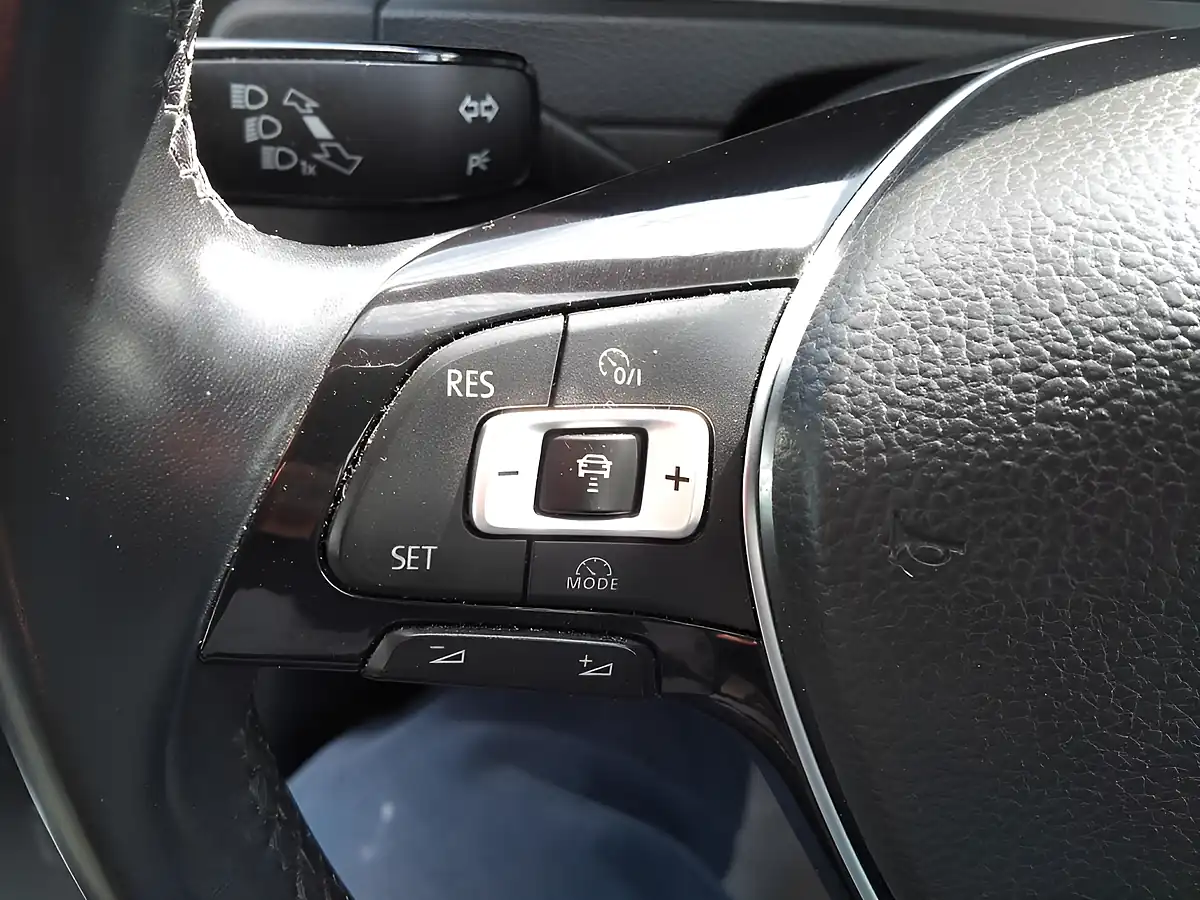 Used 2019 Volkswagen Golf Se Silver - Interior and Exterior details 19