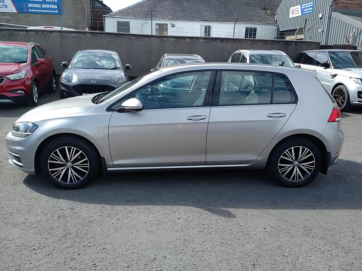 Used 2019 Volkswagen Golf Se Silver - Interior and Exterior details 3