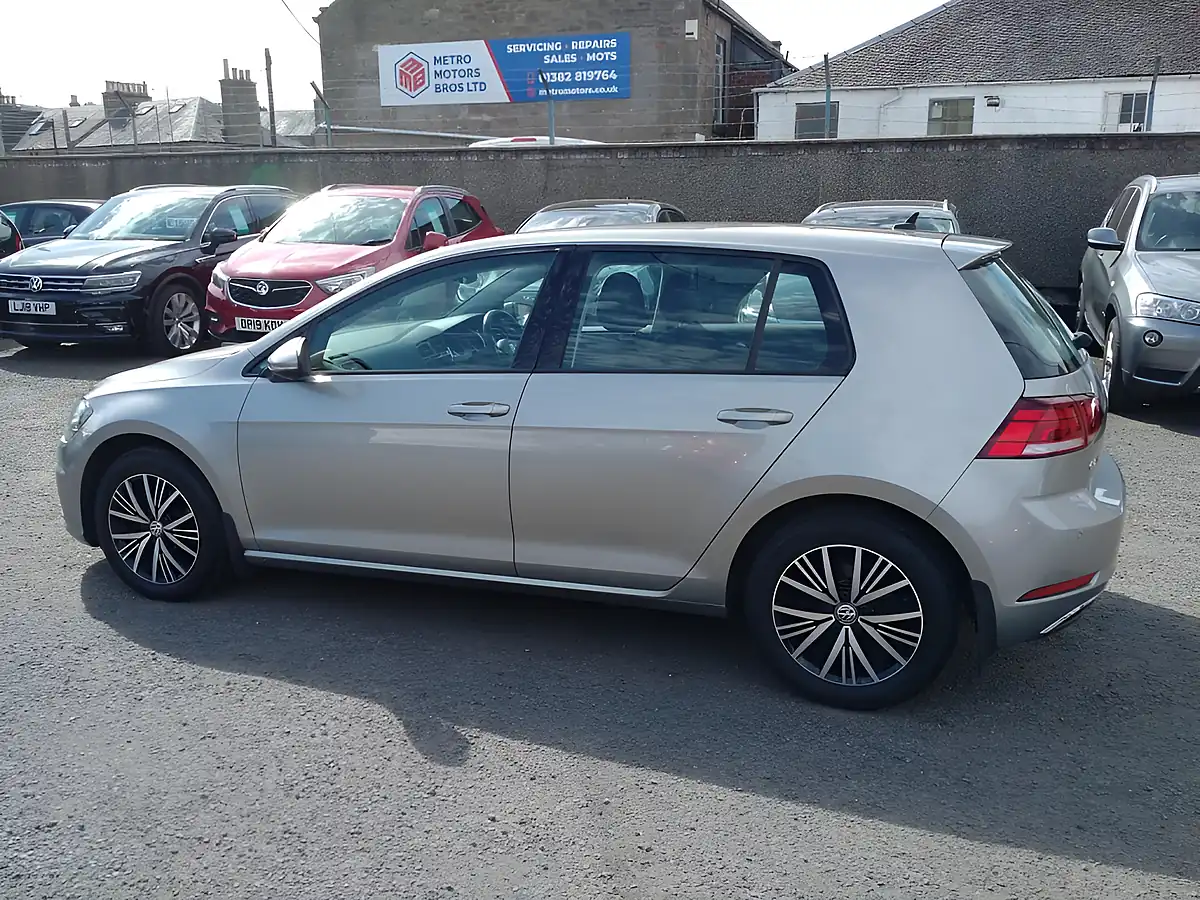 Used 2019 Volkswagen Golf Se Silver - Interior and Exterior details 4