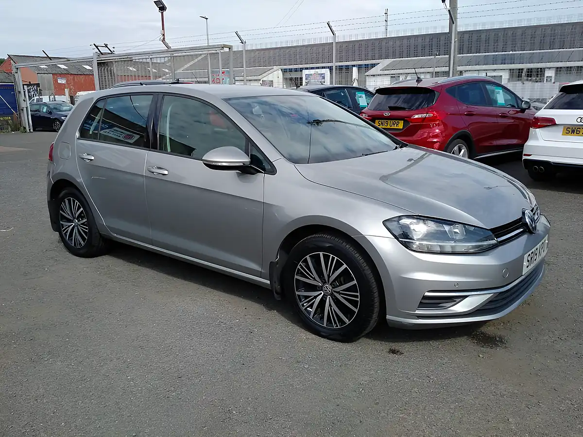 Used 2019 Volkswagen Golf Se Silver - Interior and Exterior details 9