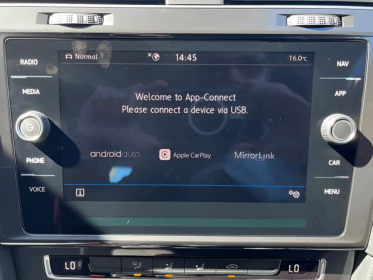Used 2019 Volkswagen Golf White - Interior and Exterior details 11
