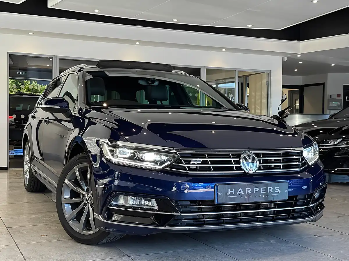 Used 2019 Volkswagen Passat R-Line Blue - Front View