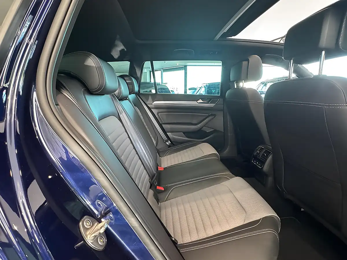 Used 2019 Volkswagen Passat R-Line Blue - Interior and Exterior details 11