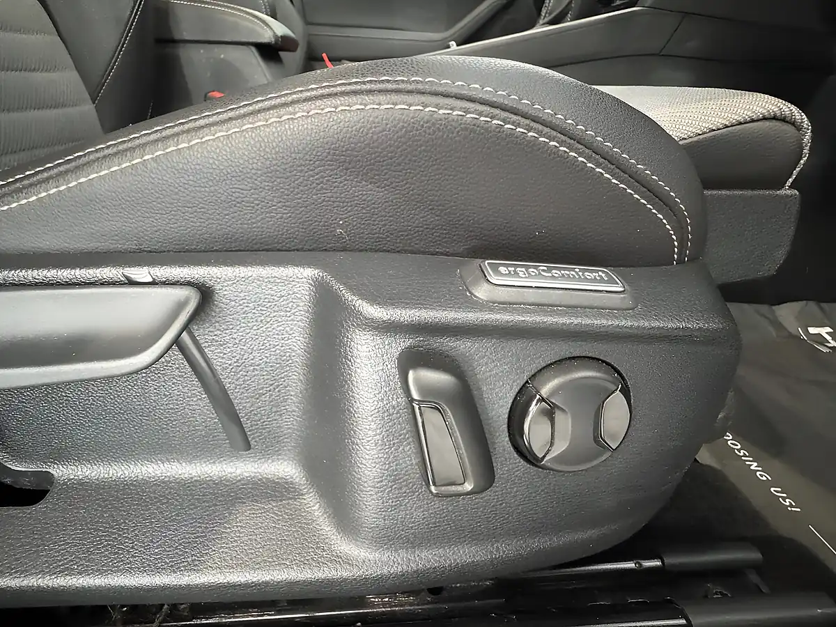 Used 2019 Volkswagen Passat R-Line Blue - Interior and Exterior details 12