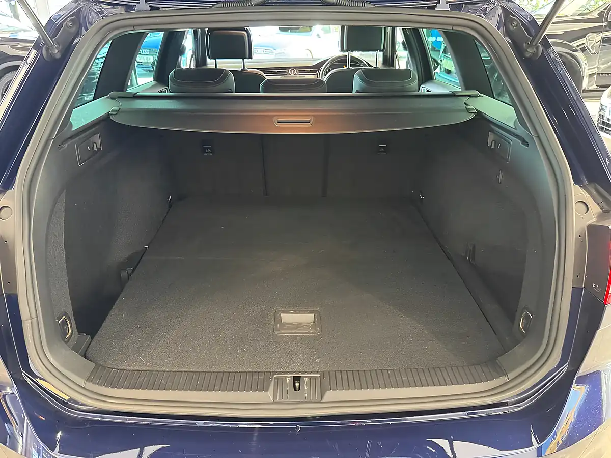 Used 2019 Volkswagen Passat R-Line Blue - Interior and Exterior details 9