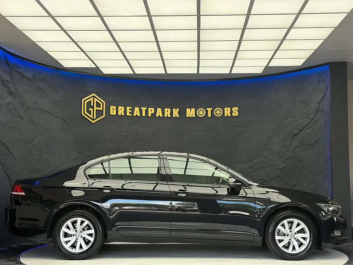 Used 2019 Volkswagen Passat S Black - Interior and Exterior details 4