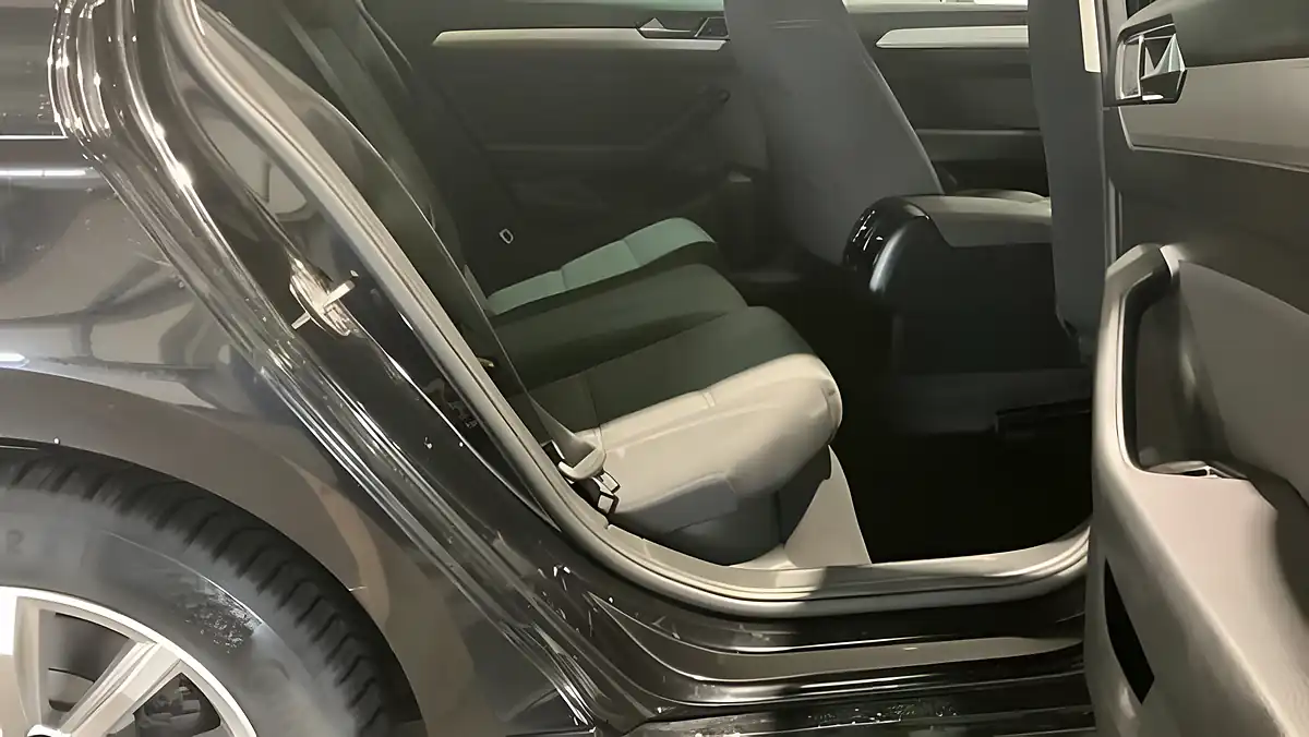 Used 2019 Volkswagen Passat Se Business Black - Interior and Exterior details 10
