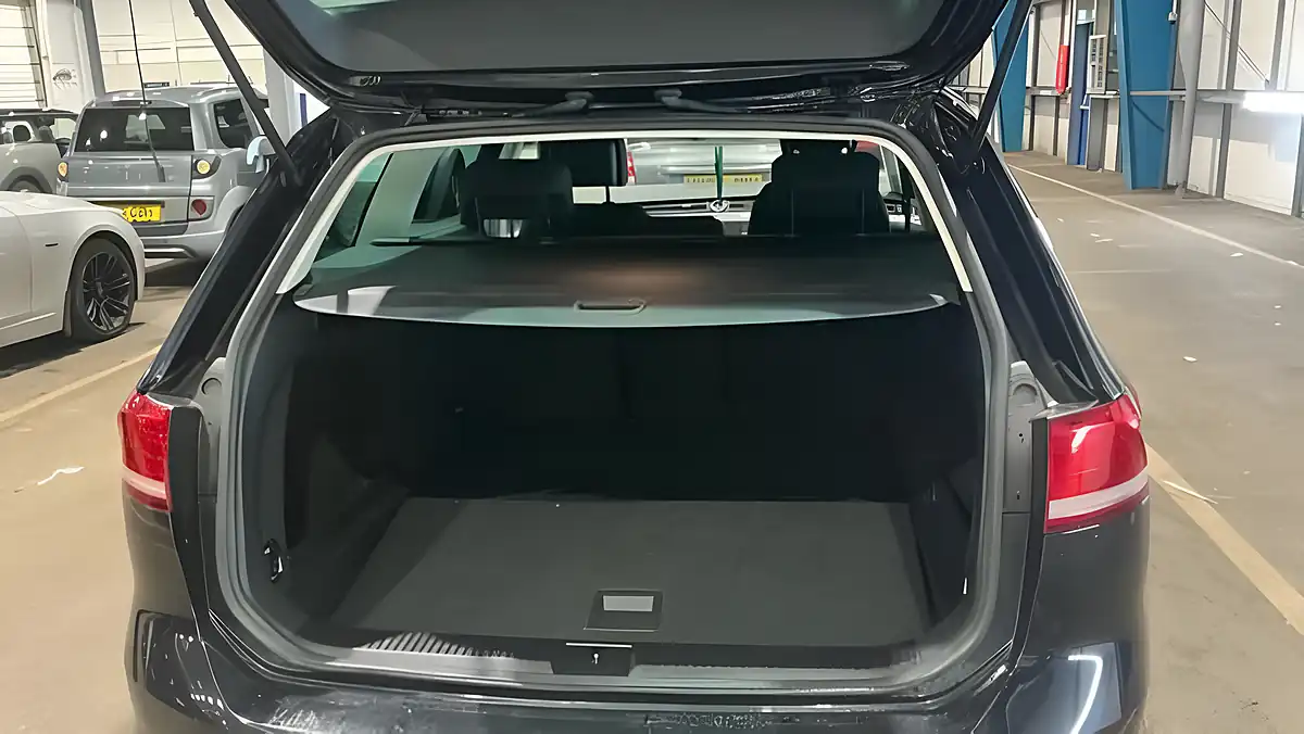 Used 2019 Volkswagen Passat Se Business Black - Interior and Exterior details 9