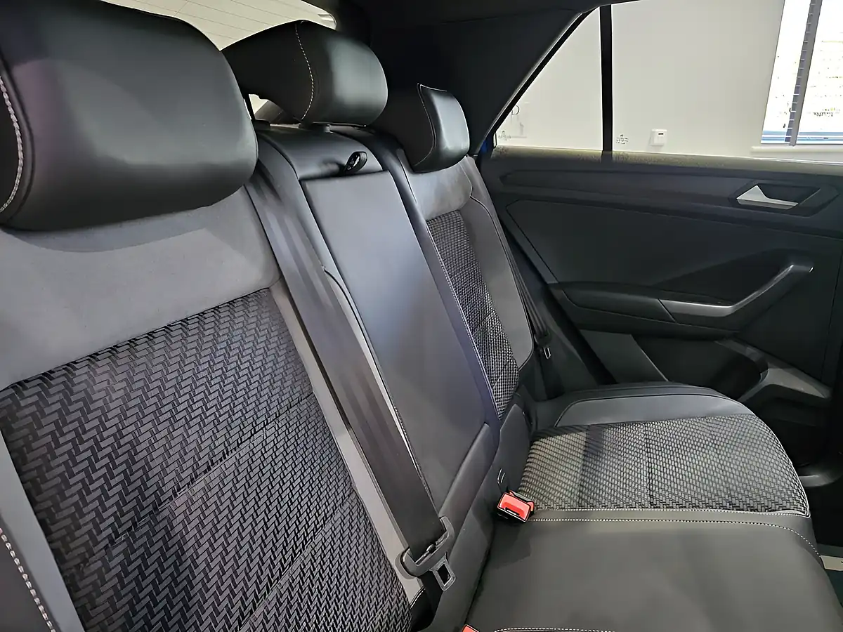 Used 2019 Volkswagen T-Roc R-Line Ravenna Blue - Interior and Exterior details 17