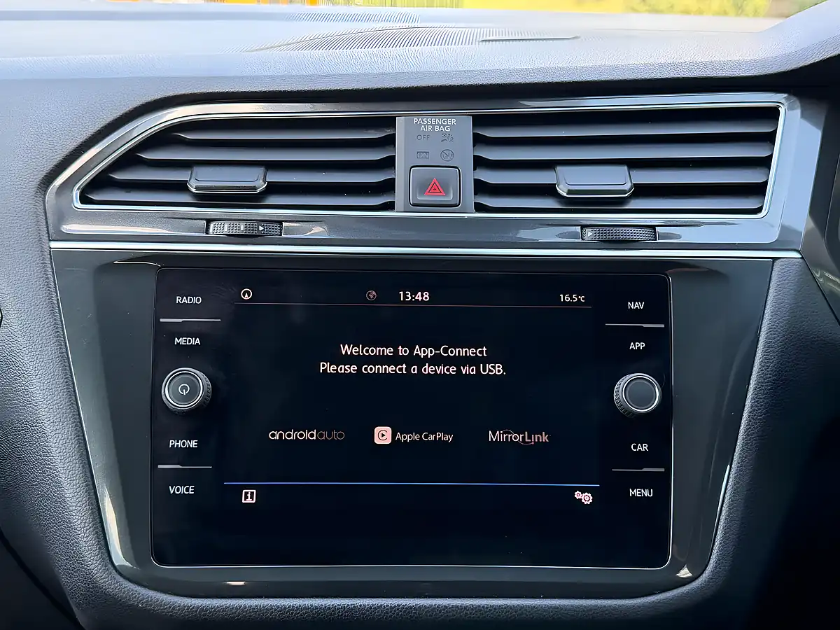 Used 2019 Volkswagen Tiguan Allspace Match White - Interior and Exterior details 16