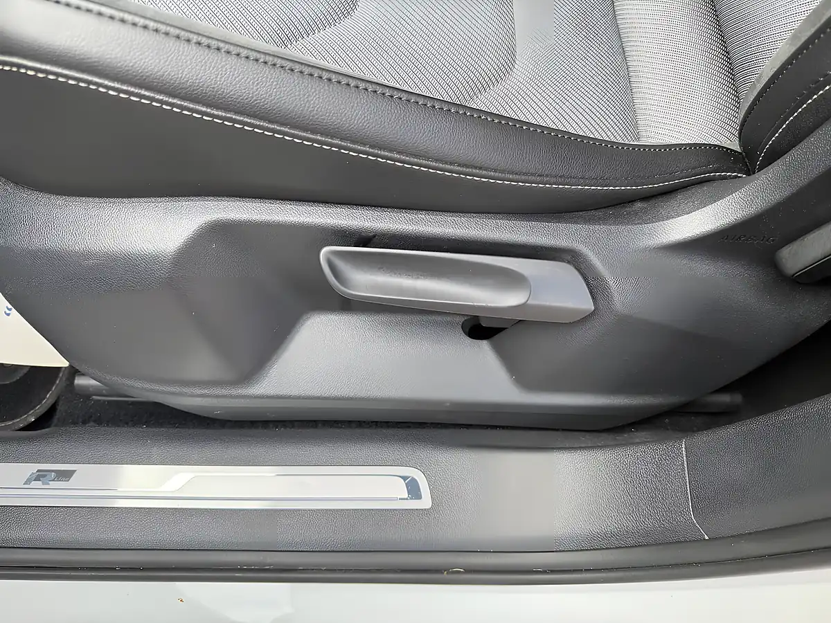 Used 2019 Volkswagen Tiguan Allspace R-Line White - Interior and Exterior details 16