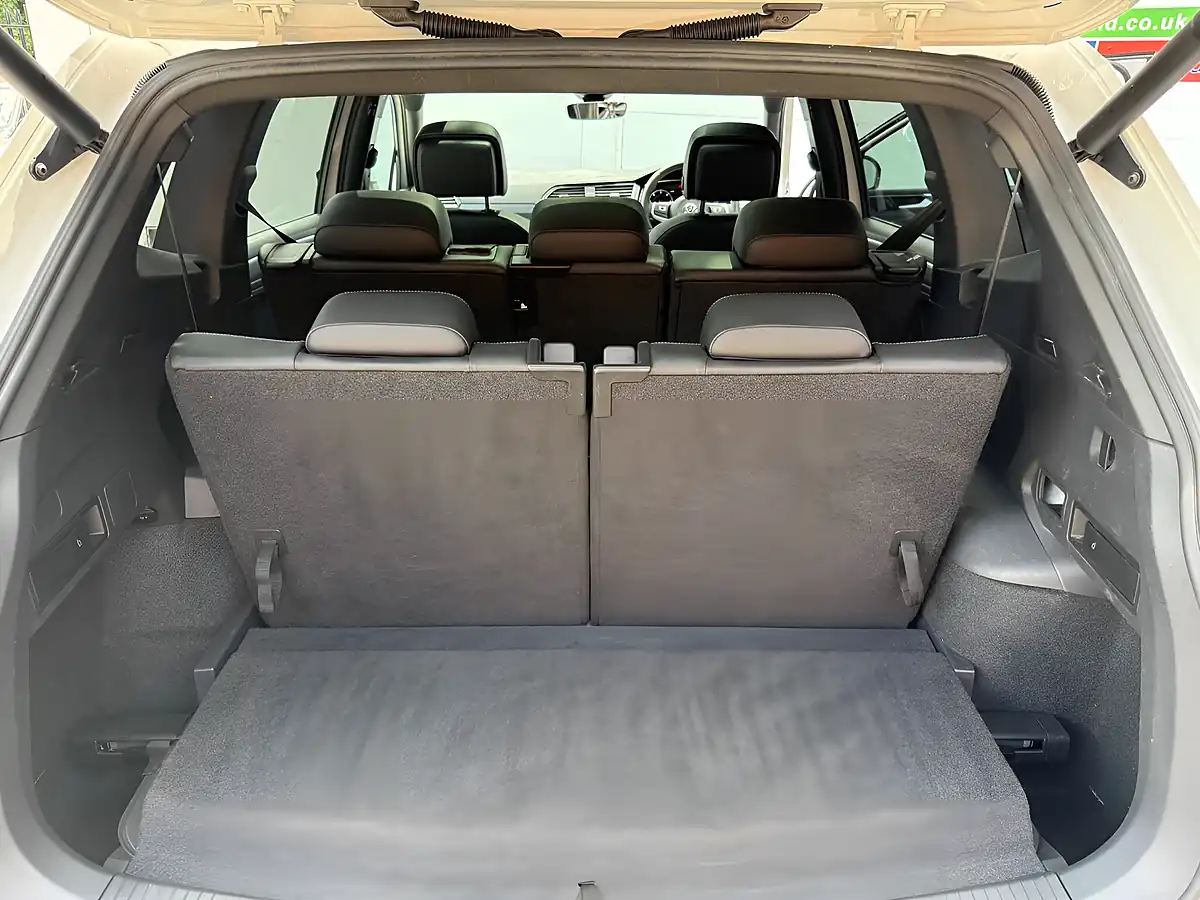 Used 2019 Volkswagen Tiguan Allspace R-Line White - Interior and Exterior details 18