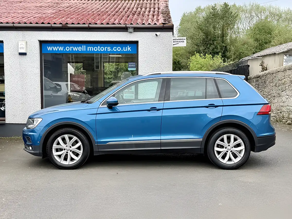 Used 2019 Volkswagen Tiguan Match Blue - Interior and Exterior details 12