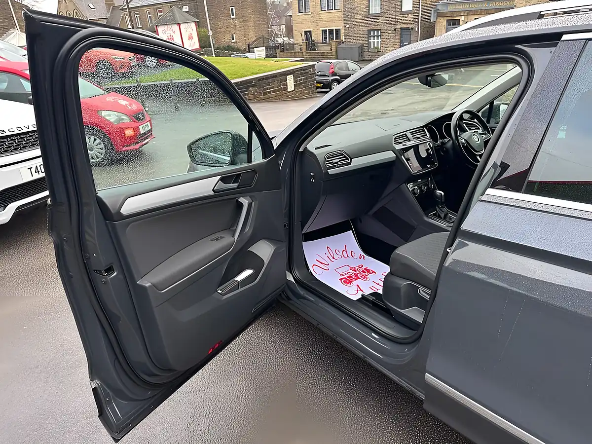 Used 2019 Volkswagen Tiguan Match Grey - Interior and Exterior details 13
