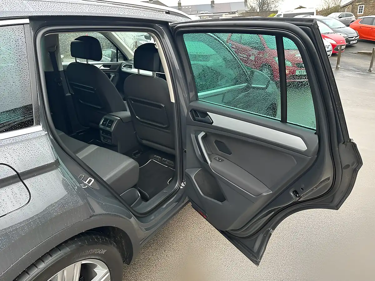 Used 2019 Volkswagen Tiguan Match Grey - Interior and Exterior details 17