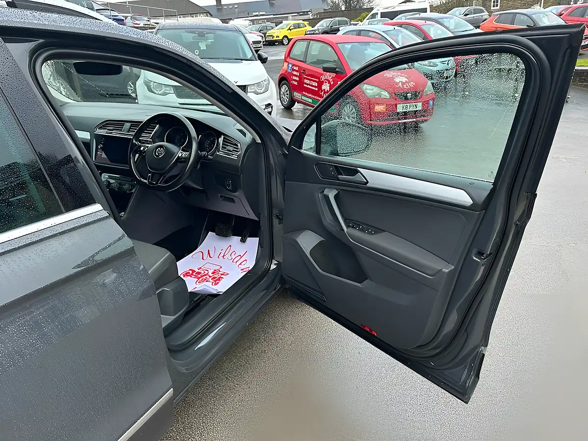Used 2019 Volkswagen Tiguan Match Grey - Interior and Exterior details 9