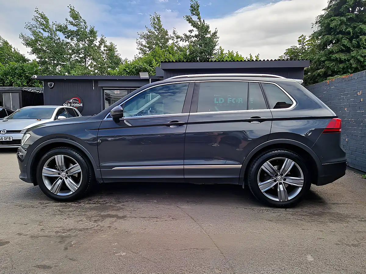Used 2019 Volkswagen Tiguan Match Grey - Interior and Exterior details 6